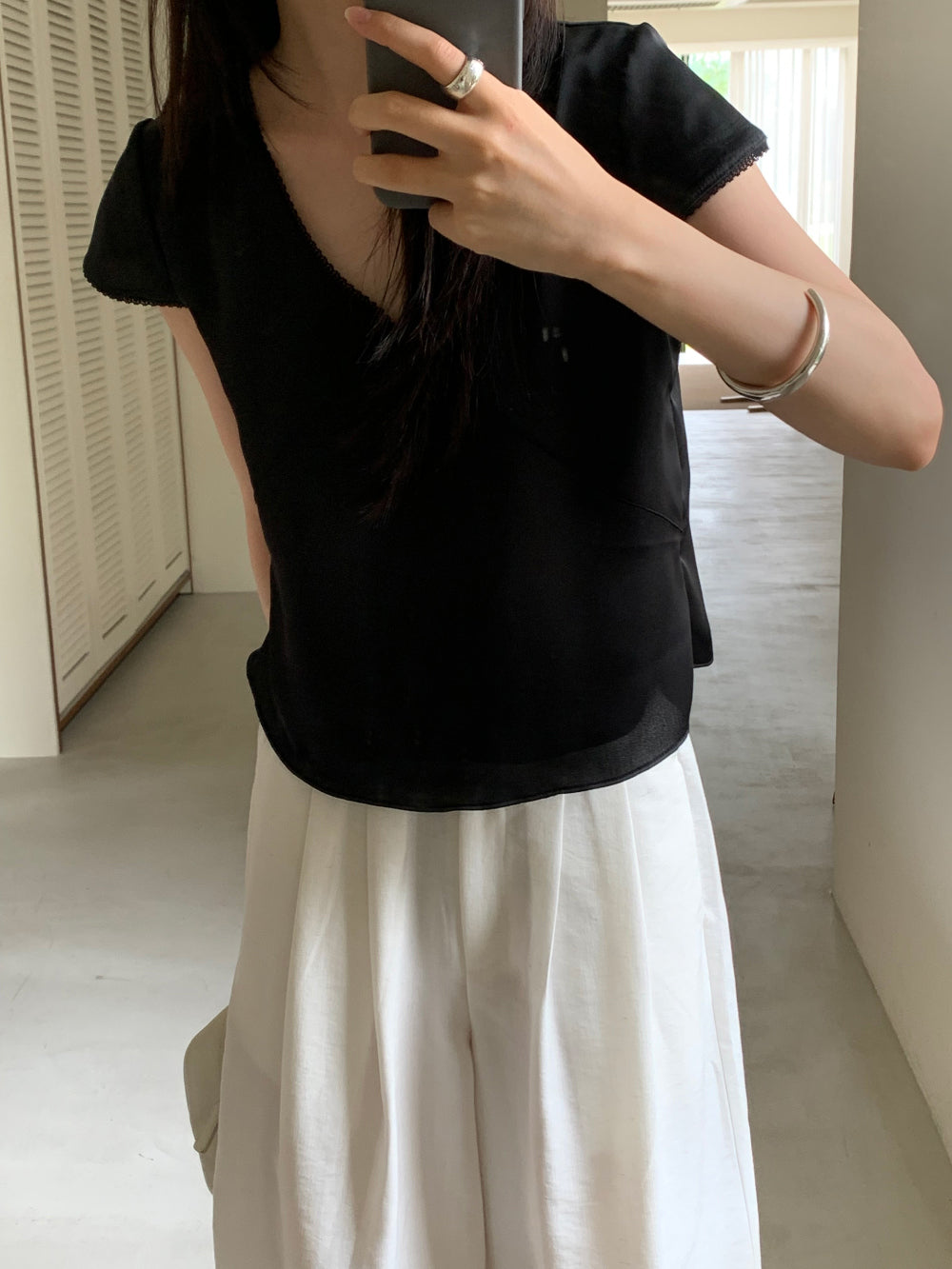 法式浪漫微光絲感蕾絲V領短袖襯衫