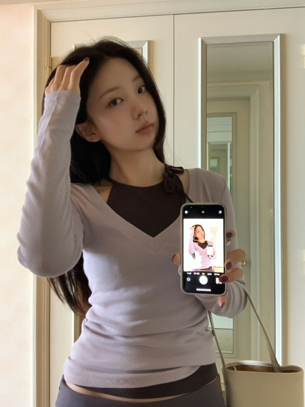 簡約率性細坑條削肩V領疊穿兩件式上衣