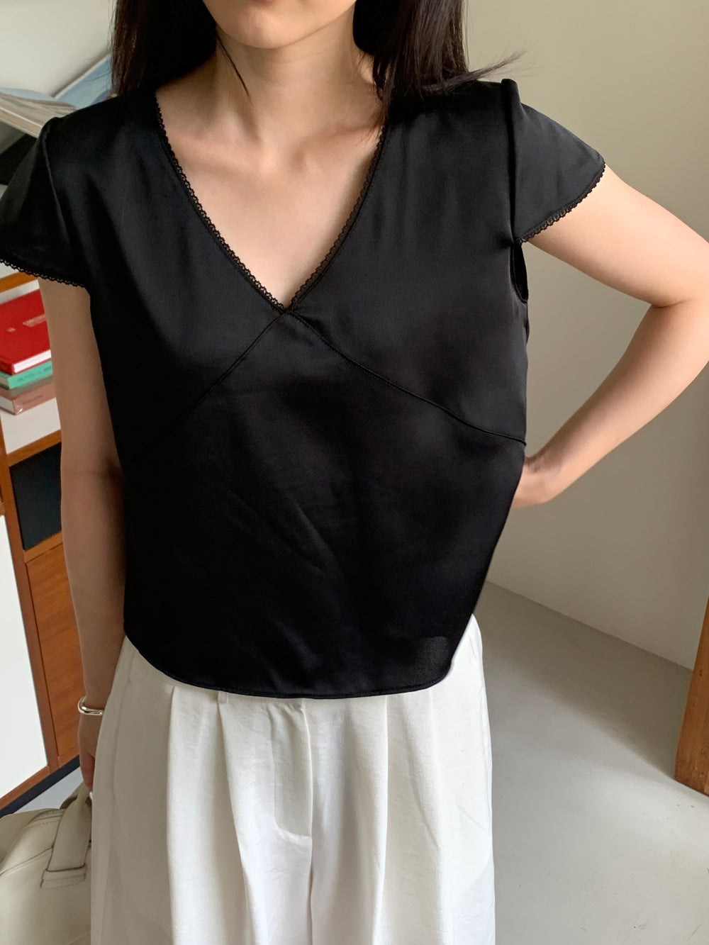 法式浪漫微光絲感蕾絲V領短袖襯衫