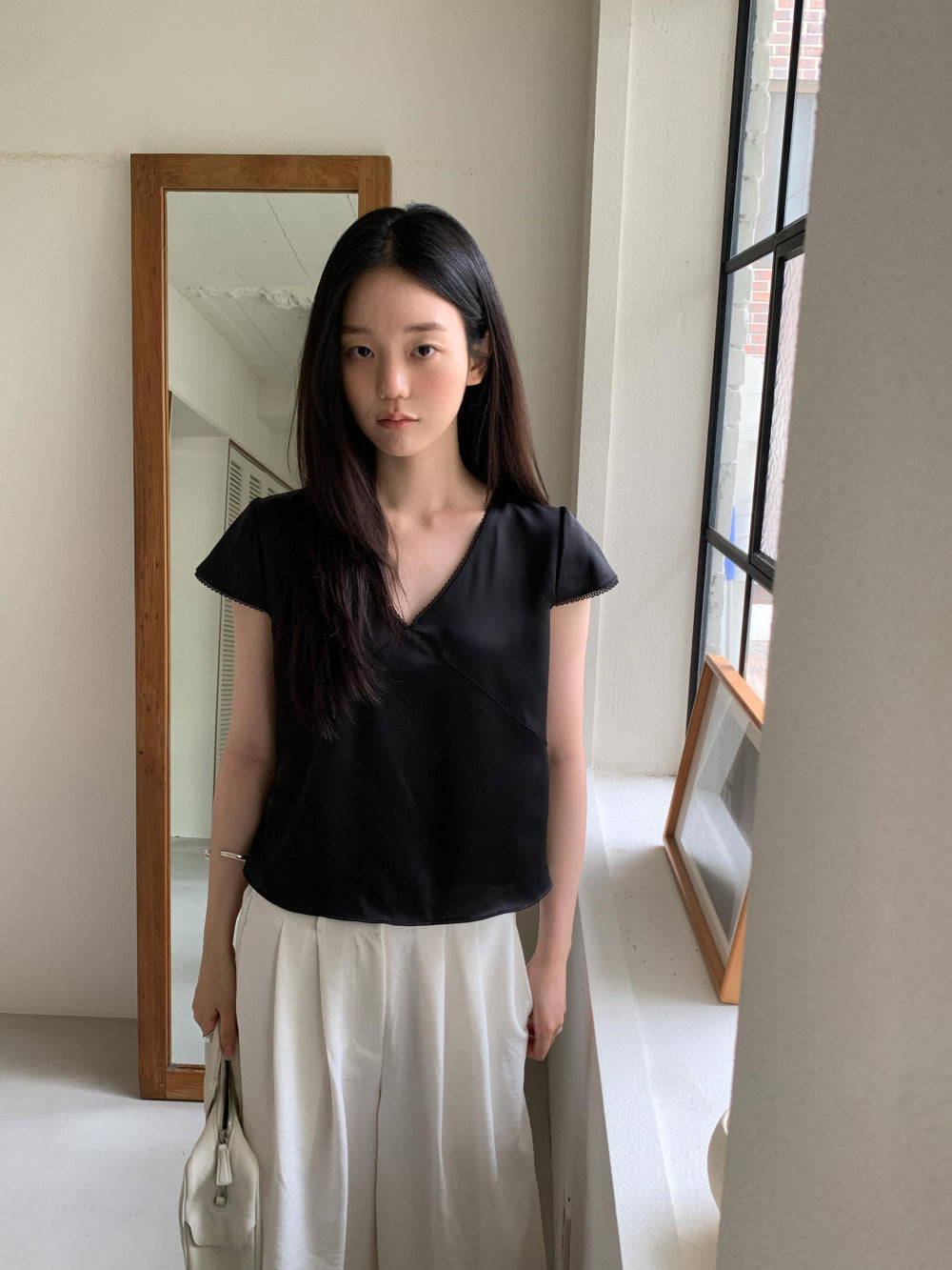 法式浪漫微光絲感蕾絲V領短袖襯衫