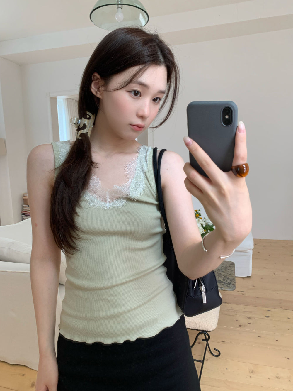 溫柔蕾絲V領莫代爾坑條修身背心