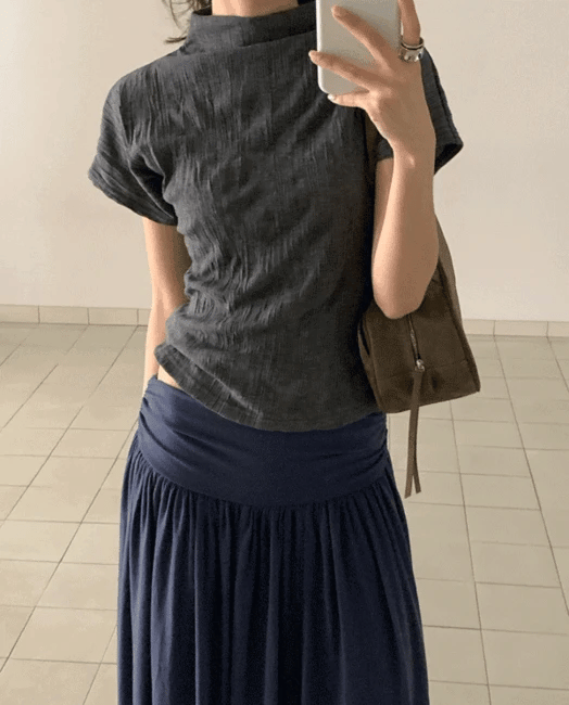 簡約半高領彈力壓褶上衣