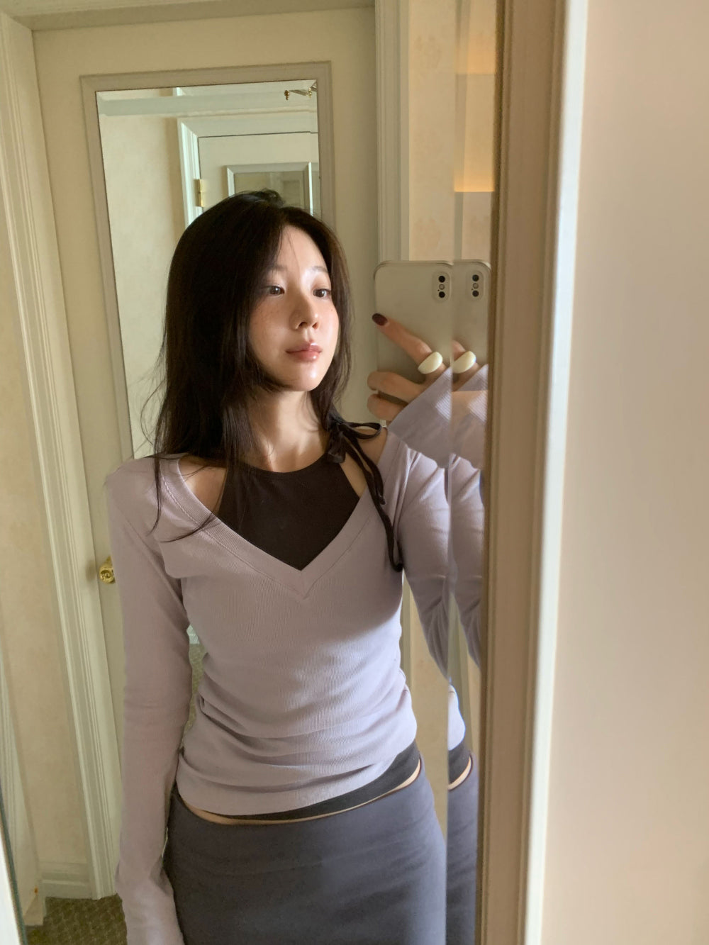 簡約率性細坑條削肩V領疊穿兩件式上衣-3
