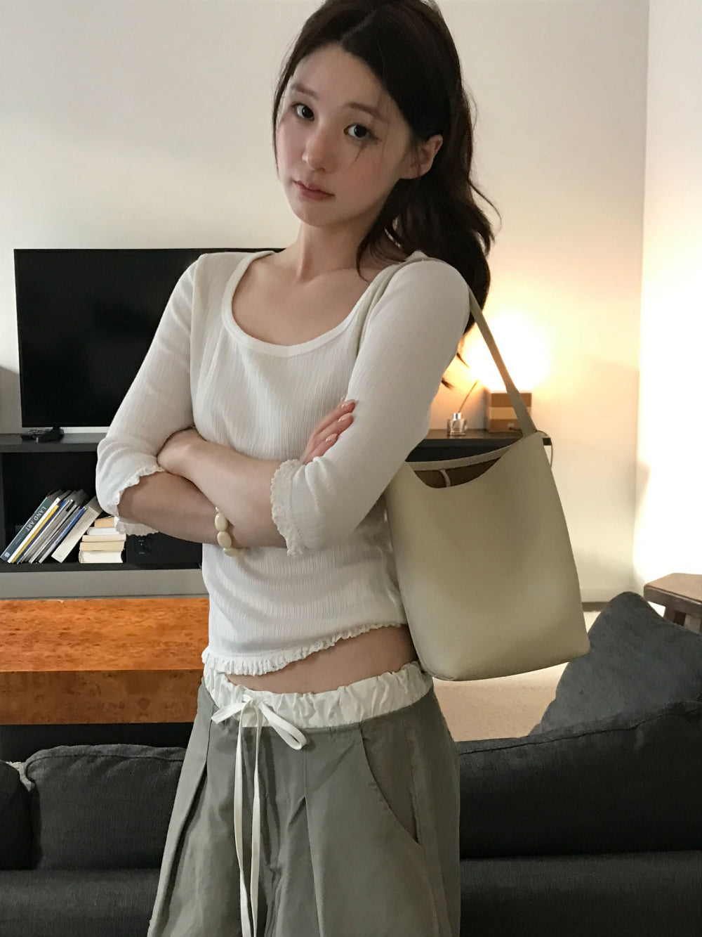 溫柔U領木耳邊坑條七分袖上衣