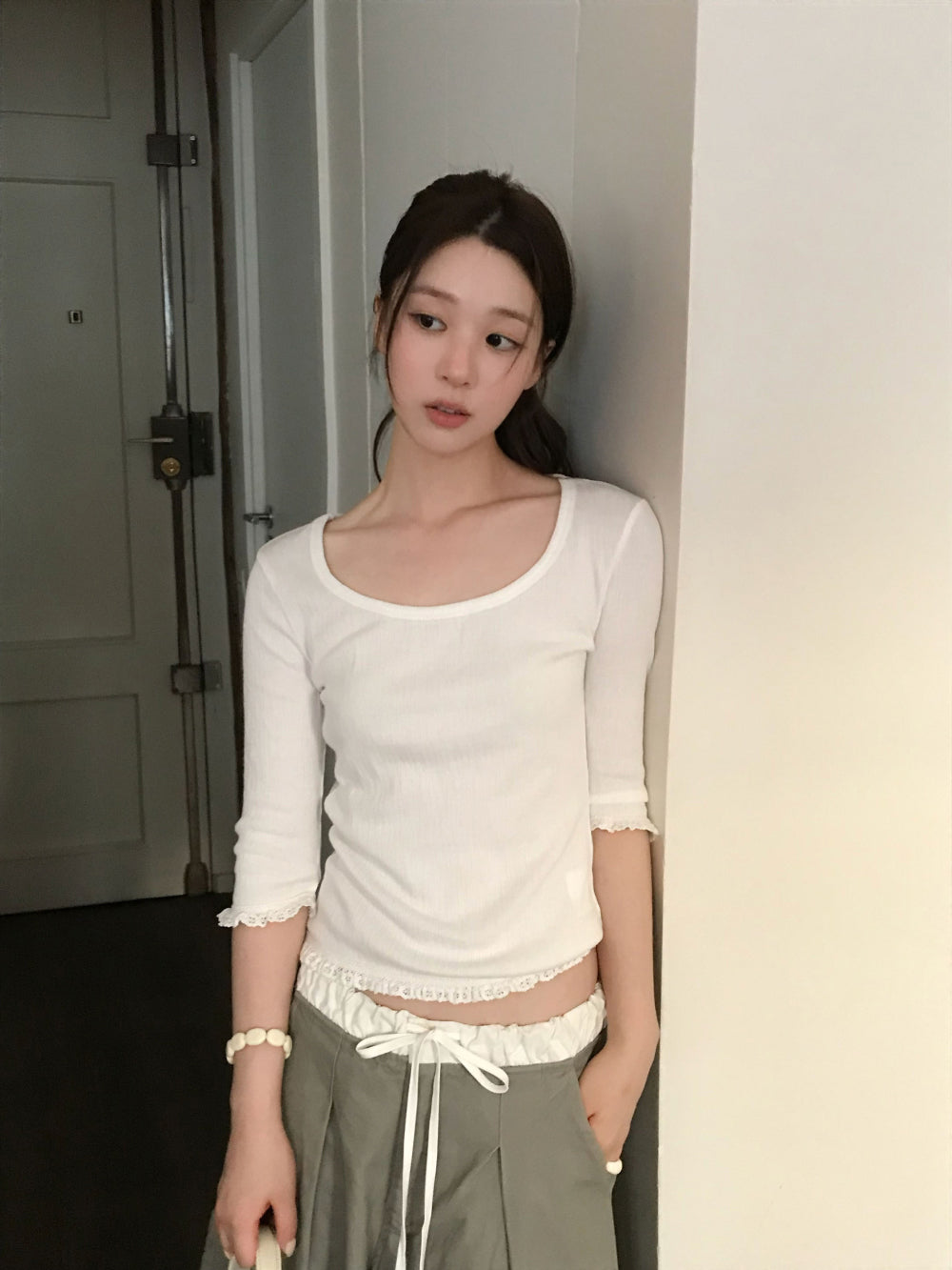 溫柔U領木耳邊坑條七分袖上衣