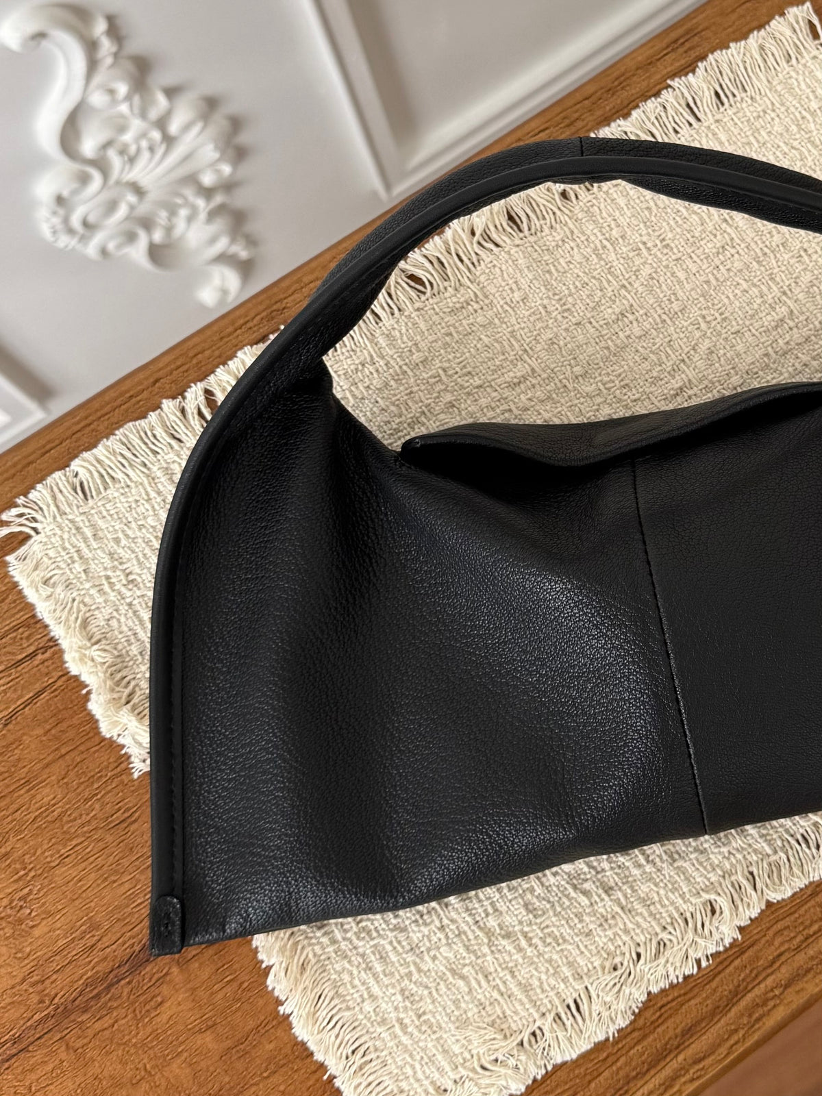 柔軟半月手拿包 Soft Crescent Handbag
