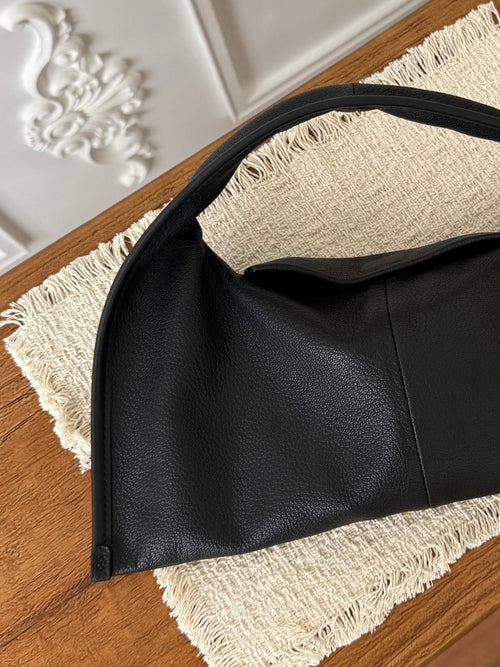 柔軟半月手拿包 Soft Crescent Handbag