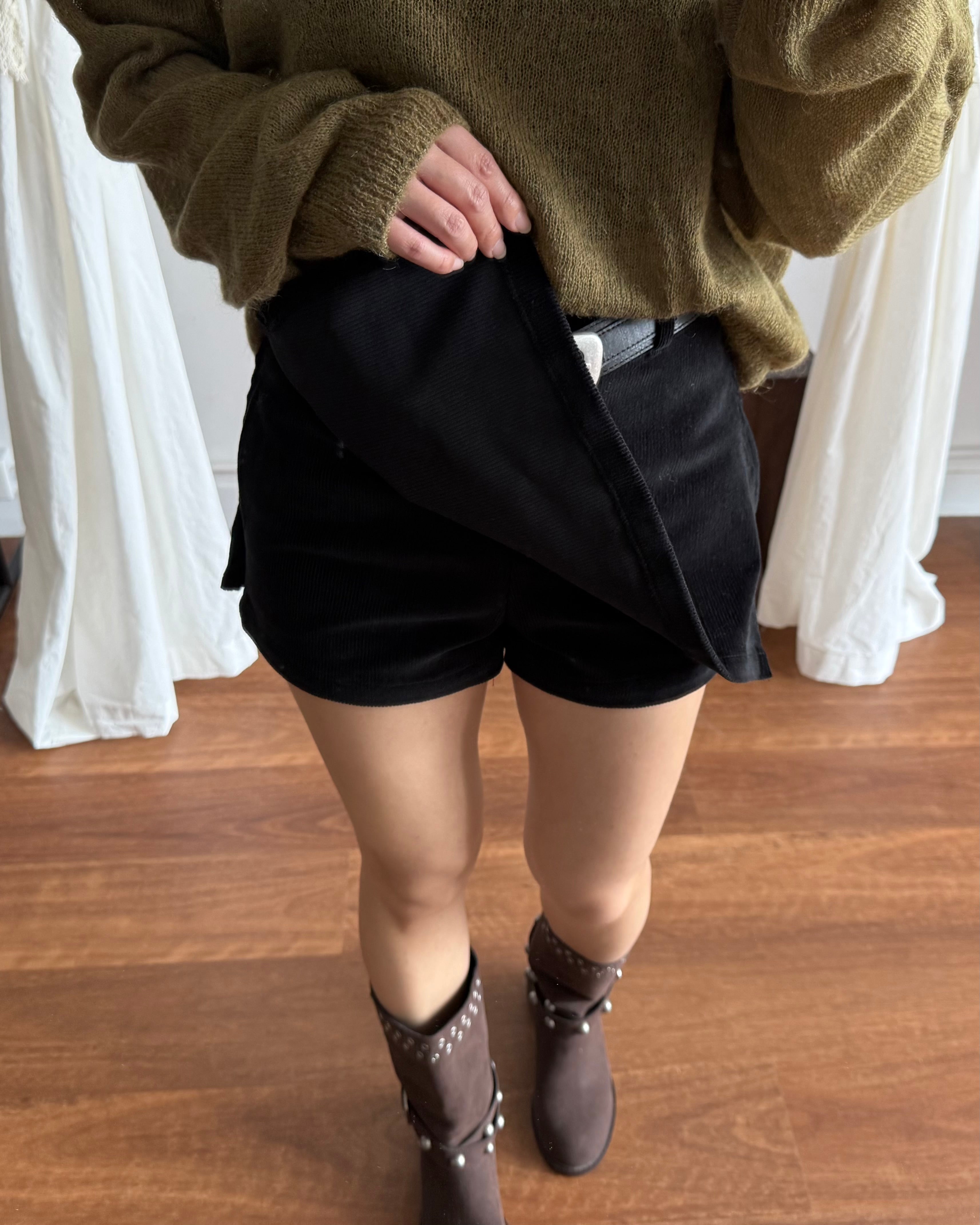 City Date 🤍 A calm beat inside the city’s sound. Soft strength in quiet rhythm.