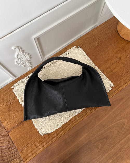 柔軟半月手拿包 Soft Crescent Handbag