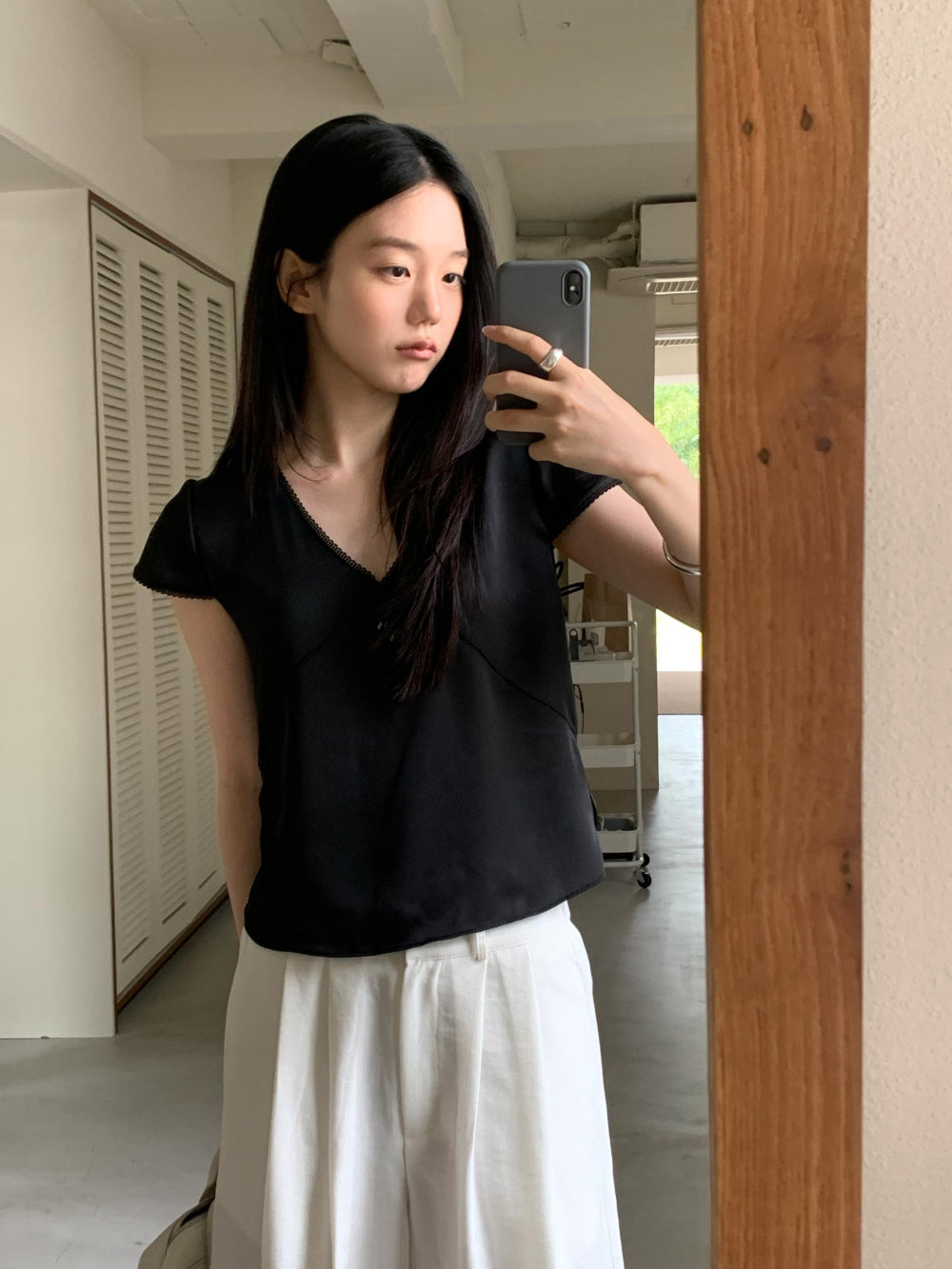 法式浪漫微光絲感蕾絲V領短袖襯衫-17
