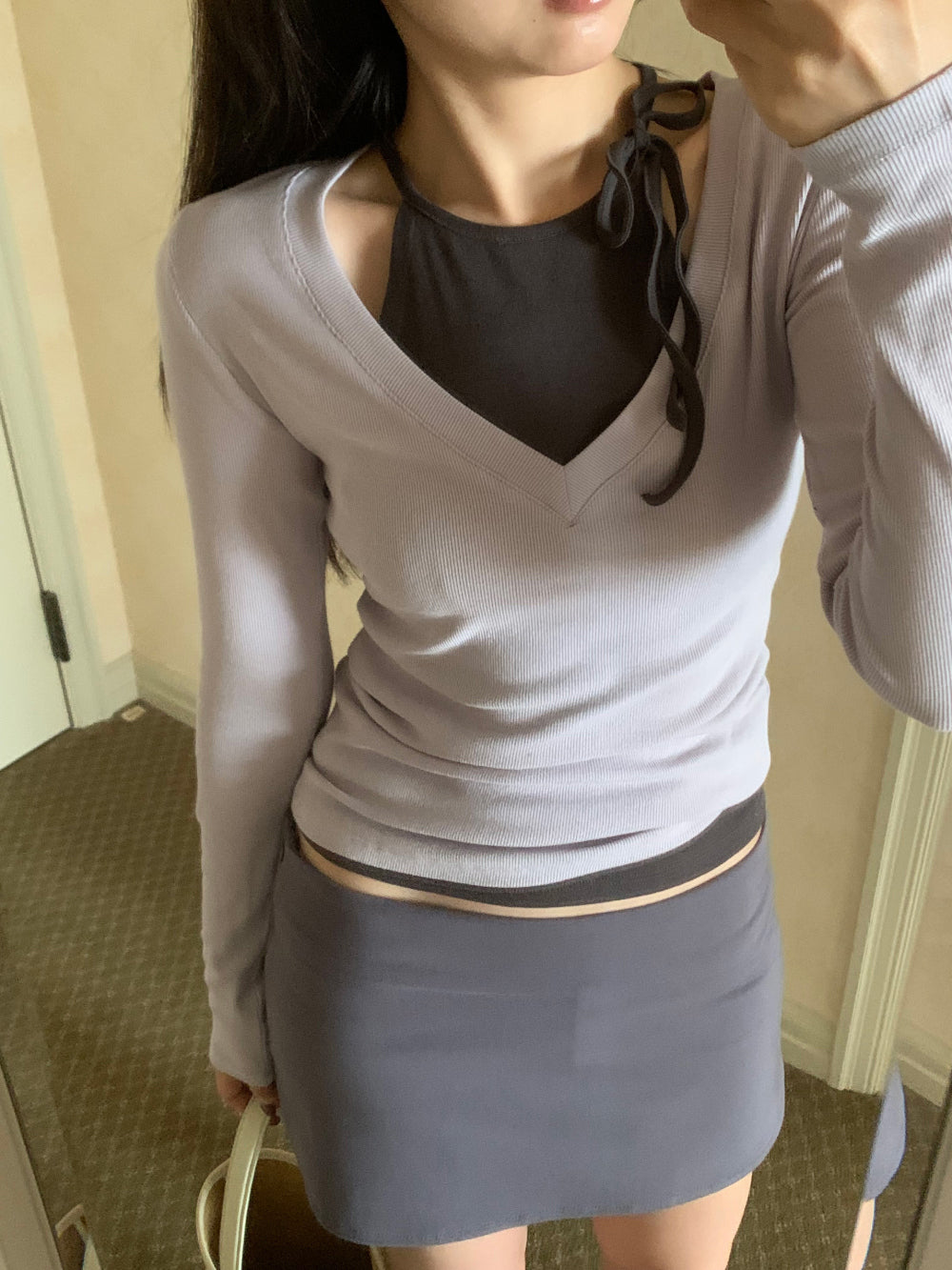 簡約率性細坑條削肩V領疊穿兩件式上衣