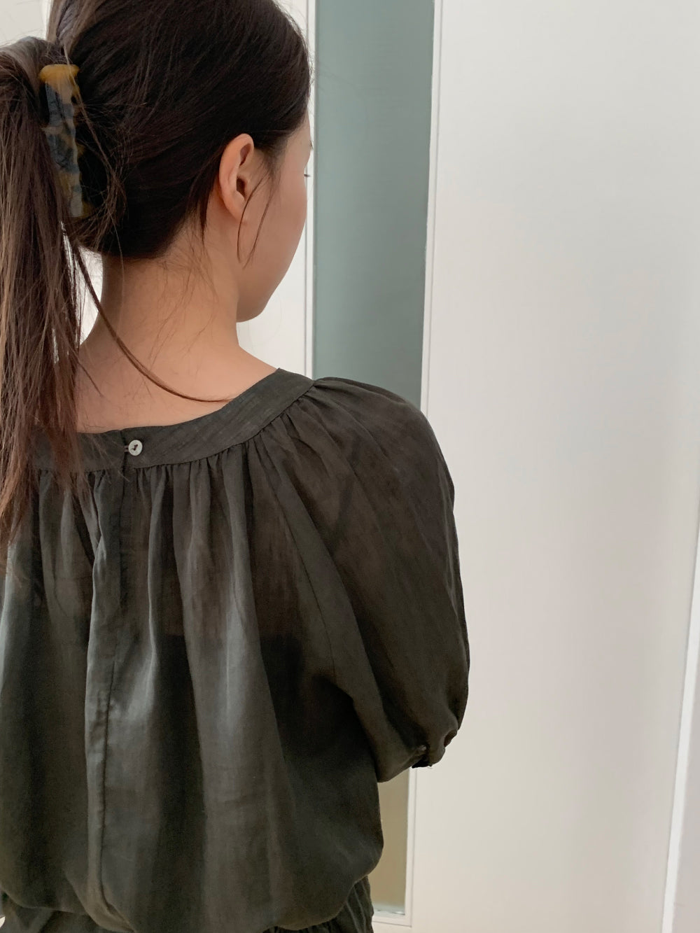 簡約優雅天絲麻抓褶繫帶七分袖罩衫-10