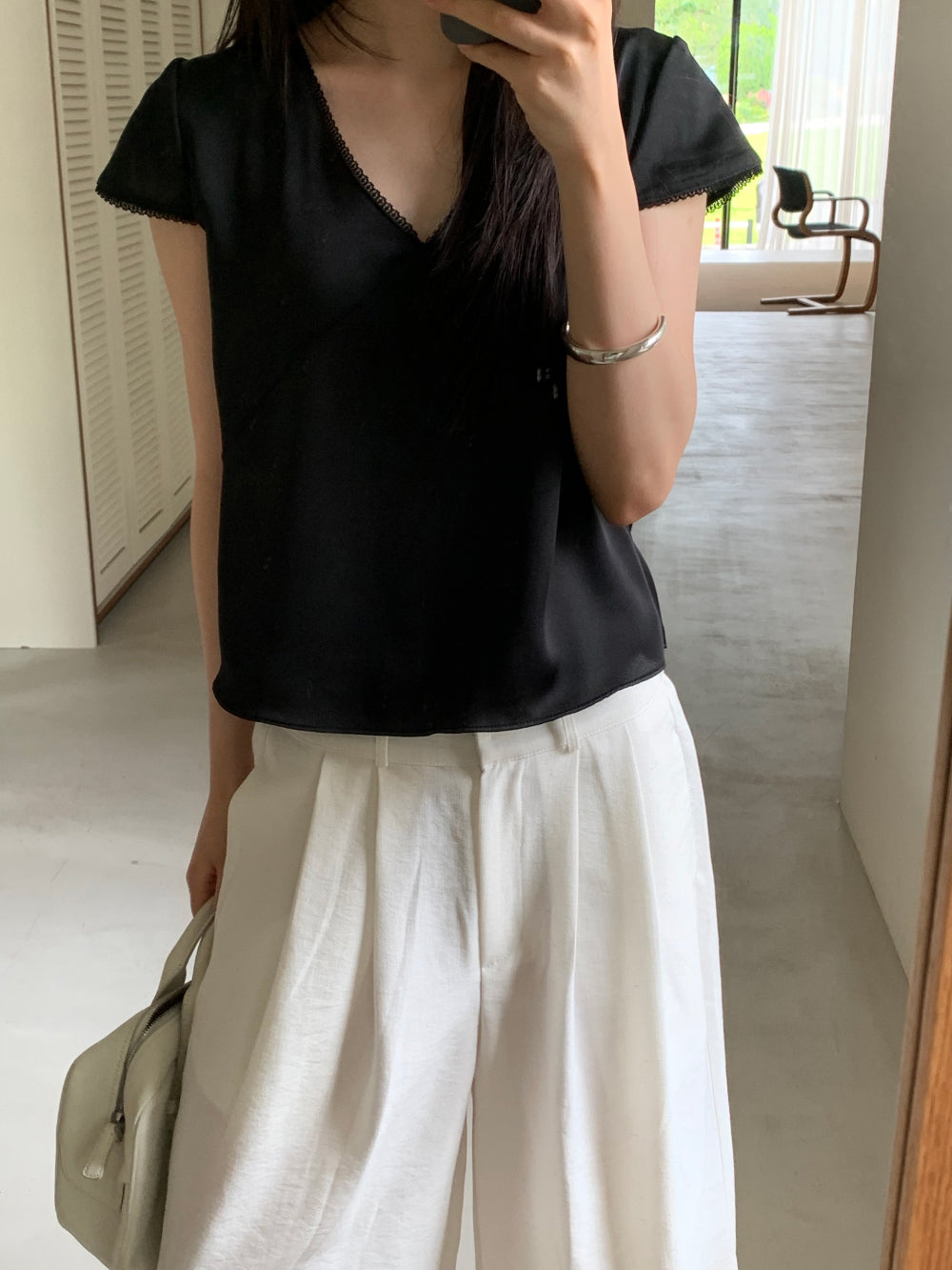 法式浪漫微光絲感蕾絲V領短袖襯衫-28