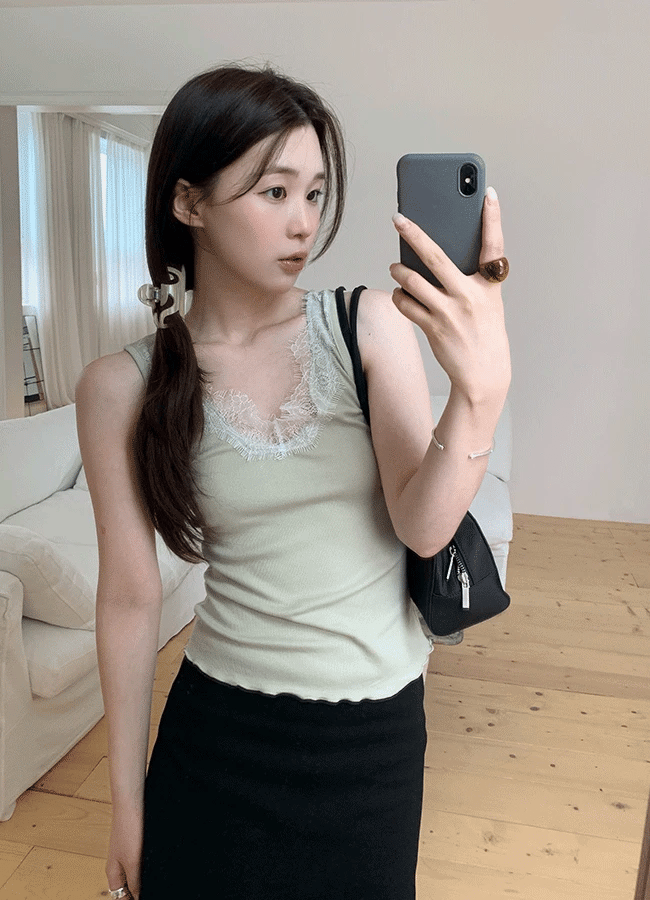 溫柔蕾絲V領莫代爾坑條修身背心-1