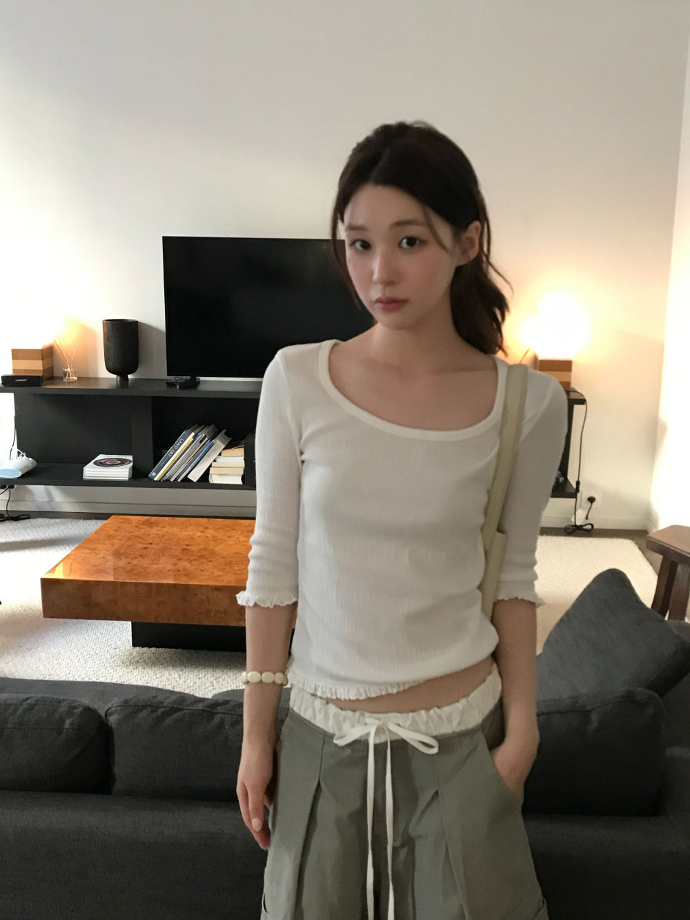 溫柔U領木耳邊坑條七分袖上衣