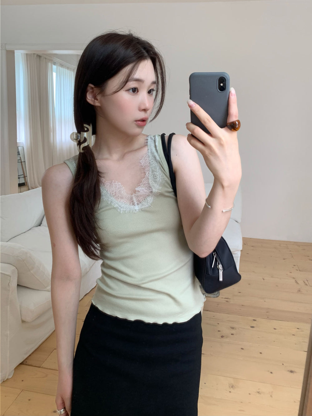 溫柔蕾絲V領莫代爾坑條修身背心-4