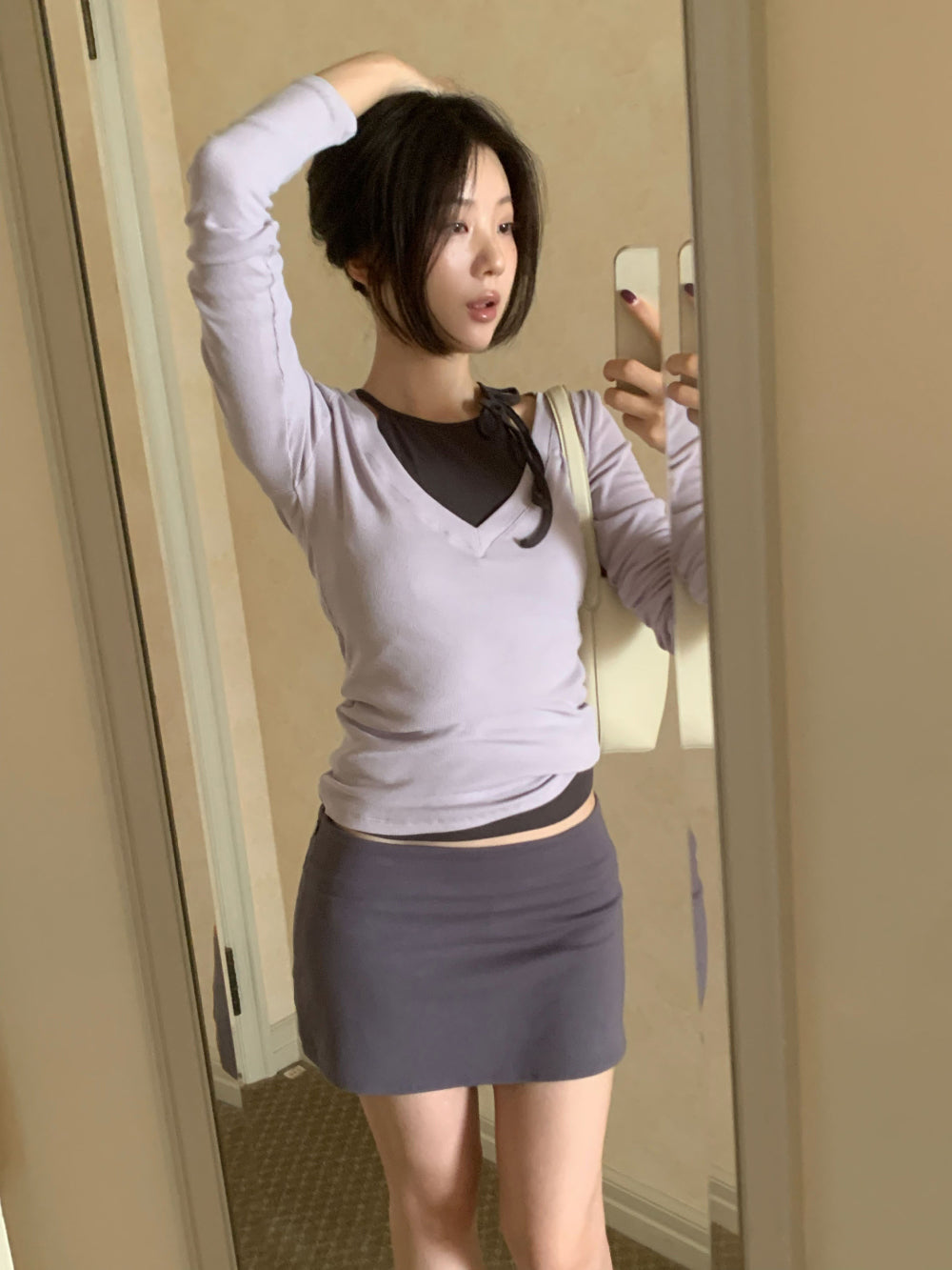 簡約率性細坑條削肩V領疊穿兩件式上衣-12