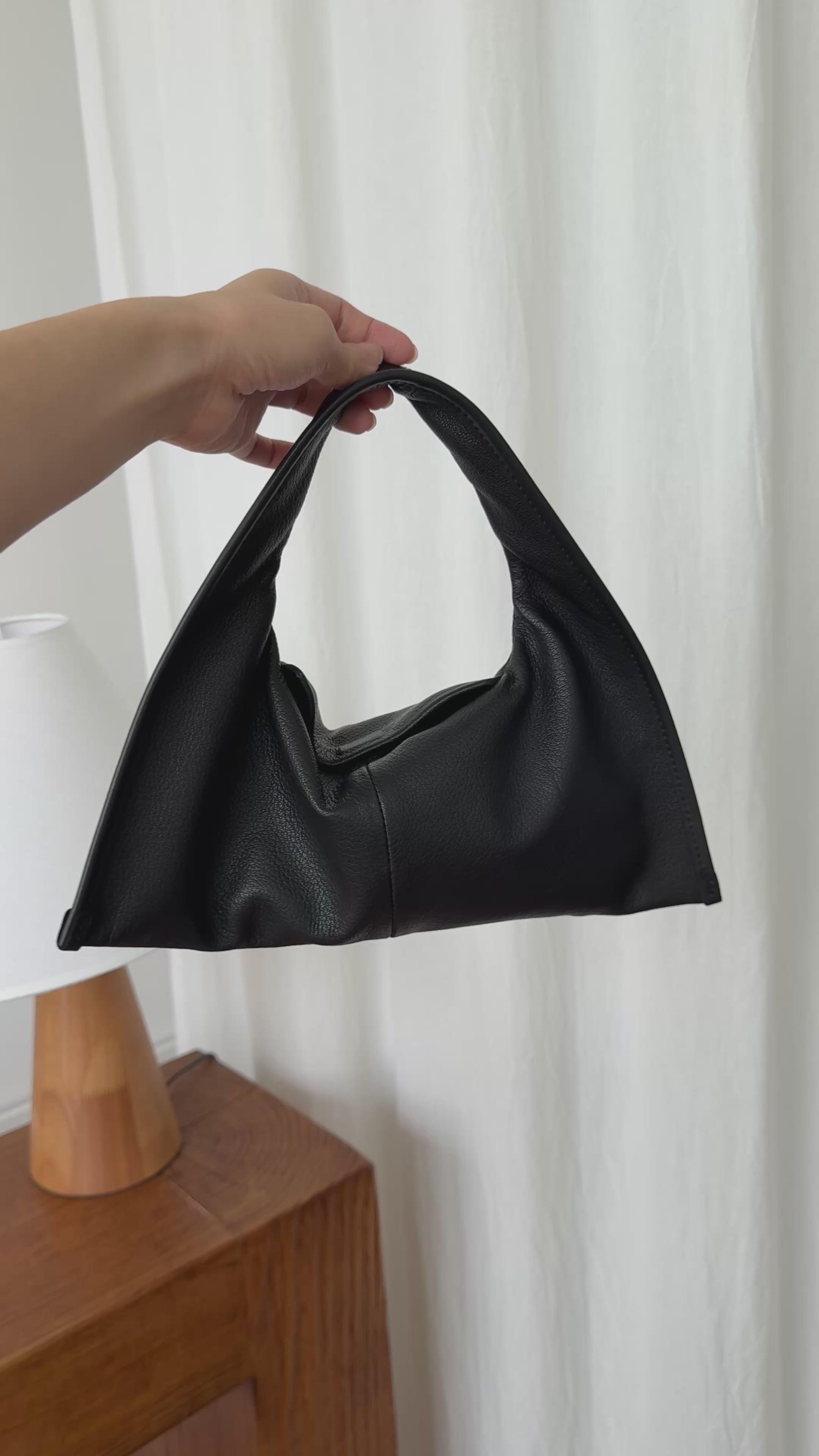 柔軟半月手拿包 Soft Crescent Handbag-5